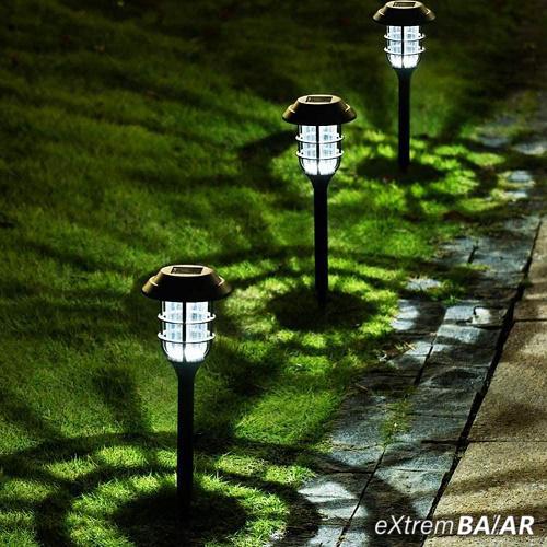 Napelemes kültéri kerti lámpa, földbe szúrható 43 cm X20